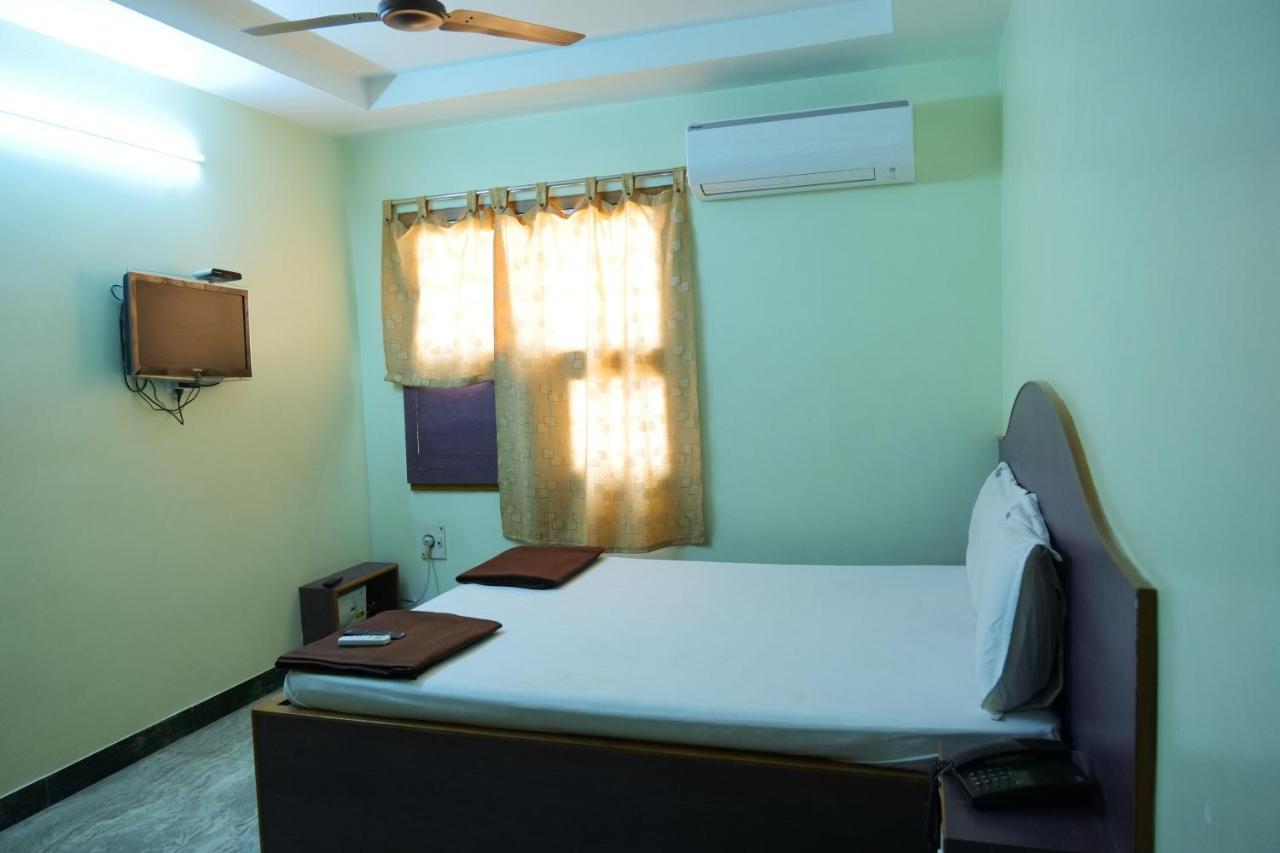 Hotel Vijay Pollāchi Esterno foto