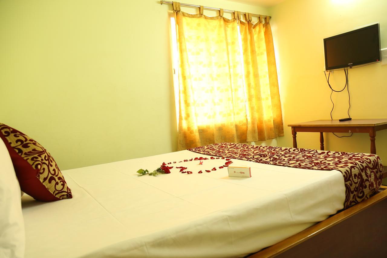 Hotel Vijay Pollāchi Esterno foto