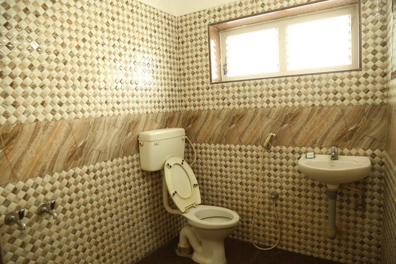 Hotel Vijay Pollāchi Esterno foto