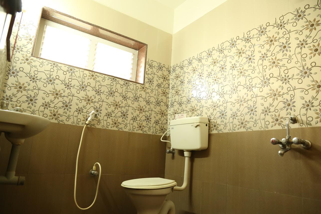 Hotel Vijay Pollāchi Esterno foto