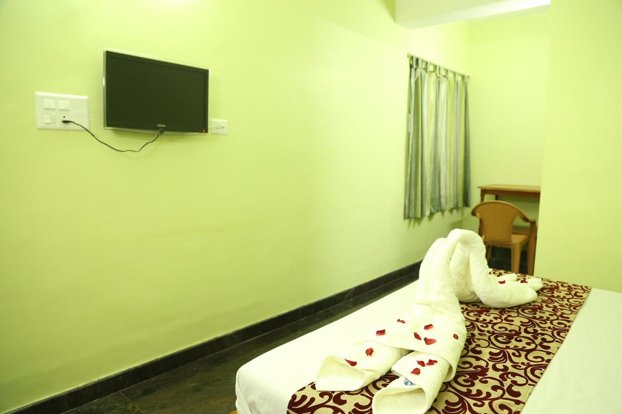 Hotel Vijay Pollāchi Esterno foto